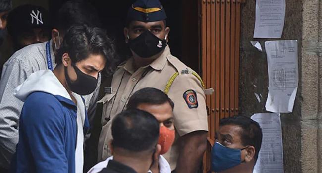 ছেলেকে নিয়ে দুশ্চিন্তায় শাহরুখ, আরিয়ানের জন্য দেহরক্ষী!