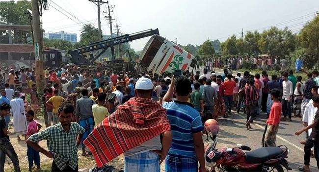 গাজীপুরে বাস উল্টে ছাত্রী ও হেলপার নিহত, আহত ১৩