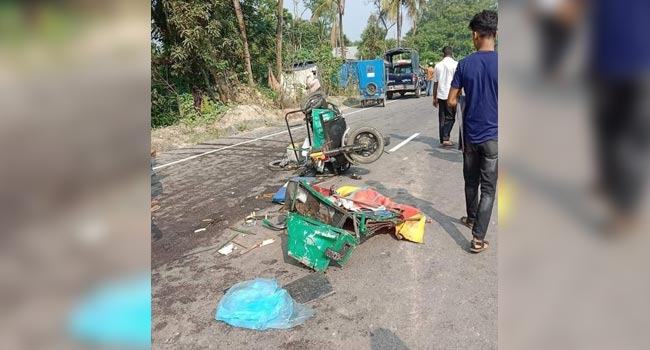 কুমিল্লায় বাসে পিষ্ট অটোরিকশা : স্বামী-স্ত্রীসহ নিহত ৩
