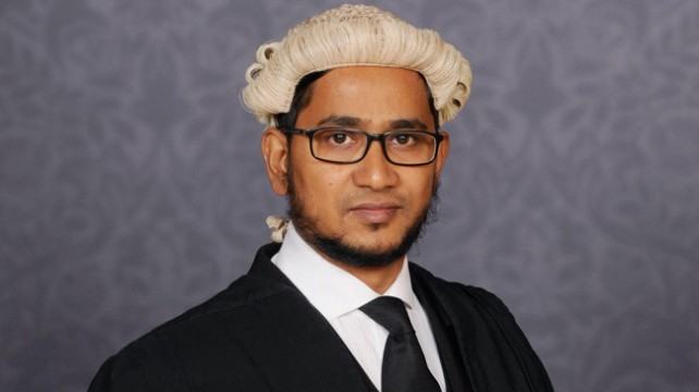 নানা প্রতিকূলতাকে কাটিয়ে রাশেদ এখন ব্যারিস্টার