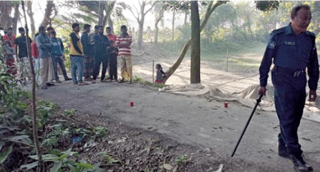 বেড়ায় সাংবাদিকের বাড়ির সামনে বোমাসদৃশ বস্তু ঘিরে রেখেছে পুলিশ