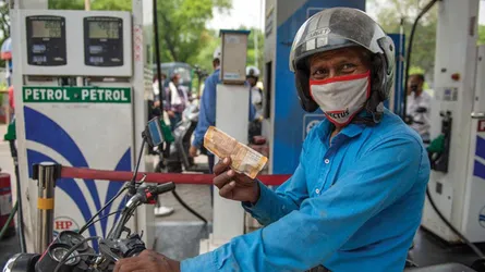 ভারতে কমল পেট্রোল ও ডিজেলের দাম