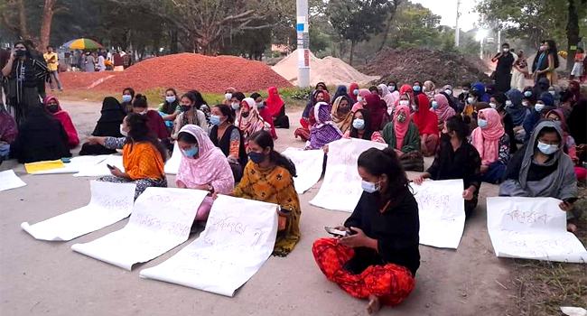 হলের নানা অব্যবস্থাপনায় ধর্মঘটে রাবির ছাত্রীরা