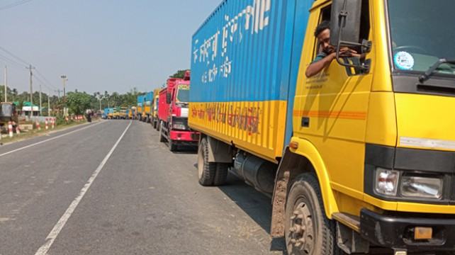 দৌলতদিয়ায় পারাপারের অপেক্ষায় ৮ শতাধিক যানবাহন, ভোগান্তিতে যাত্রীরা