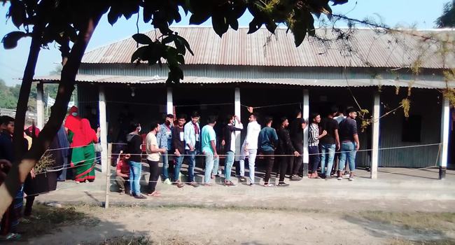 সহিংসতার মধ্য দিয়ে ইউপি নির্বাচনের ভোটগ্রহণ চলছে, নিহত ২