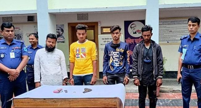 শিবচরে অস্ত্রসহ ৪ যুবক আটক