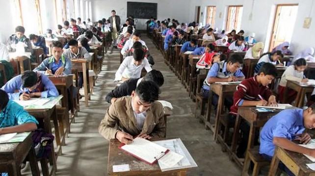 ভুল প্রশ্নপত্রে একই বিষয়ের দু’বার পরীক্ষা নিলেন কেন্দ্র কর্তৃপক্ষ