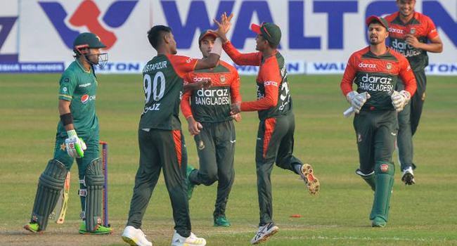 পাওয়ারপ্লেতে টপ অর্ডারের পতন, চাপে পাকিস্তান