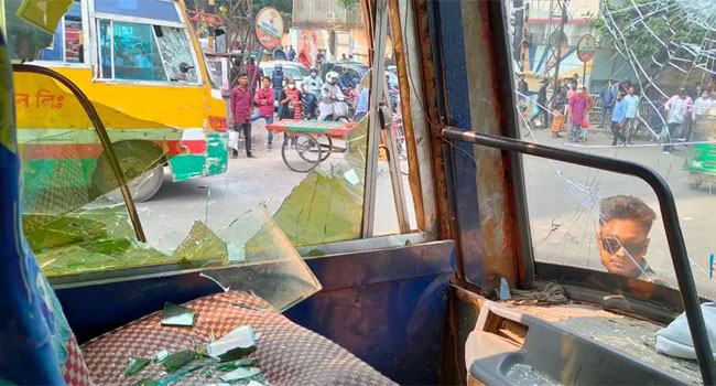 হাফ পাস চালুর দাবিতে সাইন্সল্যাব এলাকায় গাড়ি ভাঙচুর
