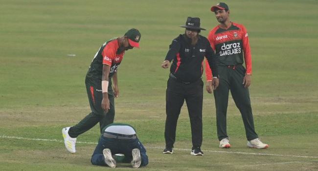 মাঠে ঢুকে মোস্তাফিজকে কুর্নিশ ভক্তের