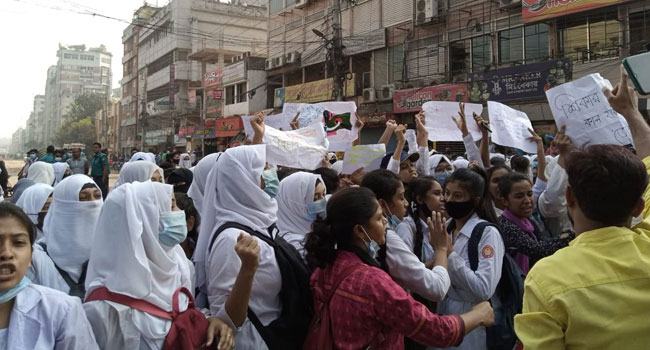 ধর্ষণের হুমকির প্রতিবাদে রাস্তায় বদরুন্নেসা কলেজের ছাত্রীরা