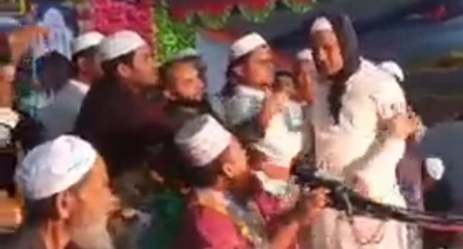 মাহফিলে বাধা, জুতাবৃষ্টির মুখে পালালেন চেয়ারম্যান প্রার্থী!