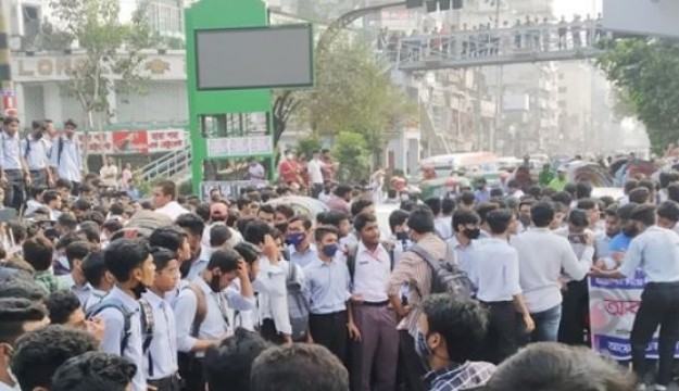 ৪৮ ঘণ্টার আল্টিমেটাম দিয়ে সড়ক ছাড়লেন শিক্ষার্থীরা