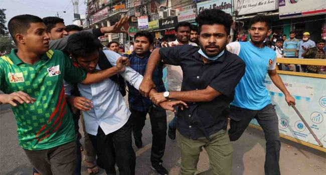 হাফ পাসের দাবিতে সমাবেশ, এক ছাত্রকে তুলে নিয়ে যাওয়ার অভিযোগ