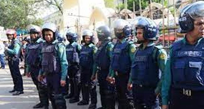 সতর্ক অবস্থানে পুলিশ