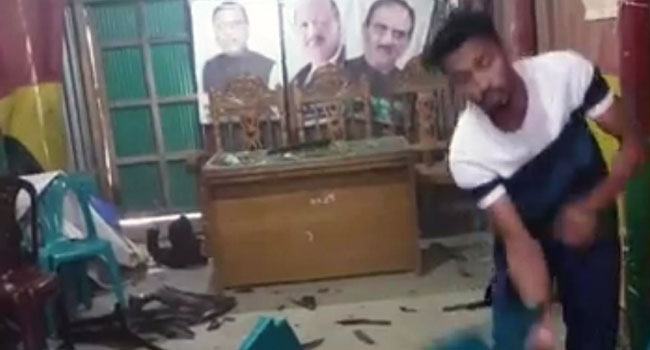 নৌকা না পাওয়ায় আওয়ামী লীগ অফিস ভাংচুর