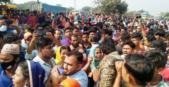 ঢাকা-চট্টগ্রাম মহাসড়ক অবরোধ করেছে পোশাকশ্রমিকরা
