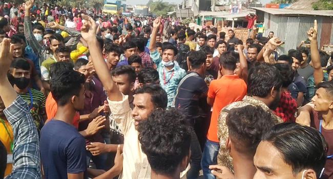 প্রায় ৫ ঘণ্টা পর পোশাক শ্রমিকদের ঢাকা-চট্টগ্রাম মহাসড়ক অবরোধ প্রত্যাহার