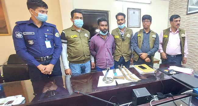 মোটরসাইকেলচালক হত্যায় ব্যবহৃত অস্ত্র উদ্ধার