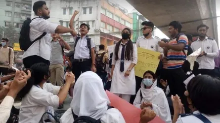 নিরাপদ সড়কের দাবিতে আবারো মাঠে নেমেছে স্কুল শিক্ষার্থীরা