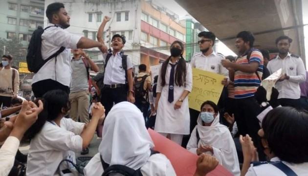 নিরাপদ সড়কের দাবিতে আবারো মাঠে নেমেছে স্কুল শিক্ষার্থীরা
