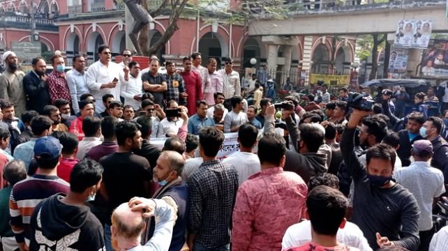 খালেদা জিয়ার উন্নত চিকিৎসার দাবিতে যুবদলের বিক্ষোভ সমাবেশে পুলিশের বাধা