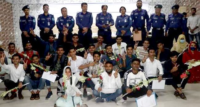 ১০৩ টাকায় পুলিশে চাকরি পেয়ে কাঁদলেন তারা