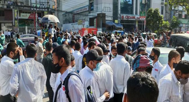 বাসে হাফ ভাড়া : সিদ্ধান্ত ছাড়াই মালিকপক্ষের সাথে বৈঠক শেষ