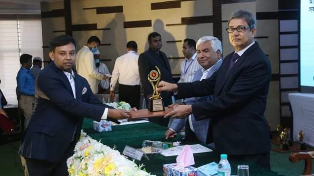 সেরা করদাতার সম্মাননা পেলেন ফায়জুর রহমান ভূঁইয়া