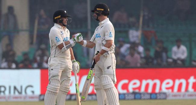 আইয়ারের অভিষেক টেস্টে সেঞ্চুরির দিন জবাব দিচ্ছে নিউজিল্যান্ড