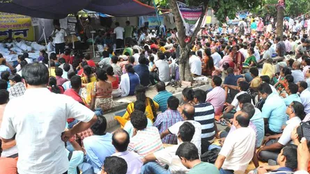 দুর্নীতি : বেতন বন্ধের নির্দেশ ভারতীয় হাইকোর্টের