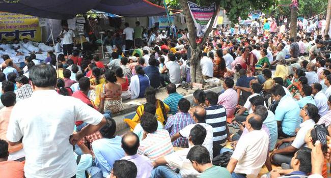 দুর্নীতি : বেতন বন্ধের নির্দেশ ভারতীয় হাইকোর্টের