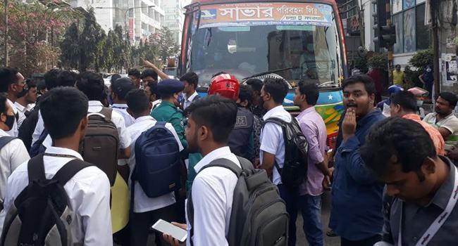 ৯ দফা দাবি : আল্টিমেটাম দিয়ে ধানমন্ডিতে সড়ক ছাড়লেন শিক্ষার্থীরা