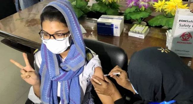 নাটোরে উচ্চ মাধ্যমিক পরীক্ষার্থীদের টিকাদান শুরু