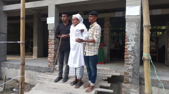 নাতির কাঁধে ভর দিয়ে ভোট কেন্দ্রে আব্দুল মান্নান