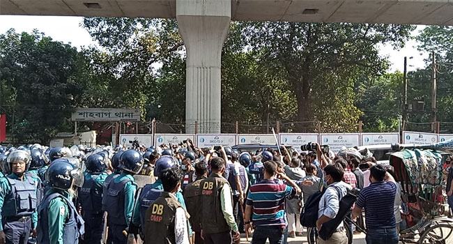 হাফ পাসের দাবিতে শাহবাগ অবরোধ কর্মসূচি পুলিশি বাধায় পণ্ড