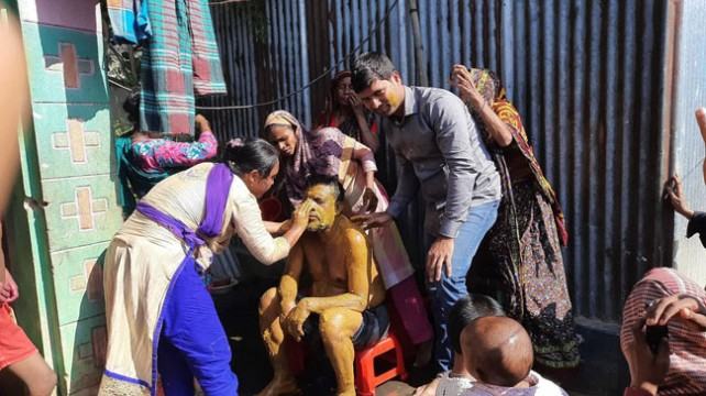 চেয়ারম্যান নির্বাচিত হয়ে হলুদ দিয়ে গোসল