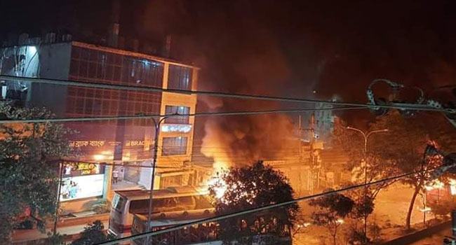 রামপুরায় বাসচাপায় শিক্ষার্থী নিহত : সড়ক অবরোধ-অগ্নিসংযোগ