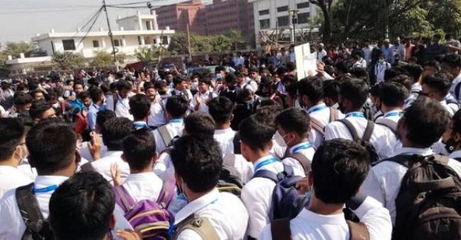 রামপুরা ব্রিজ অবরোধ করে বিক্ষোভ শিক্ষার্থীদের