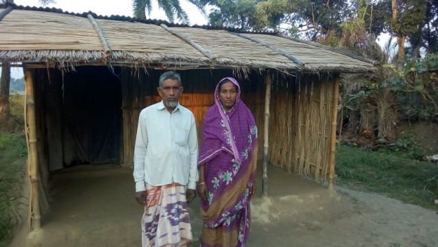 ৩০ বছরেও ভূমিহীন দম্পতি পাননি সরকারি ঘর, রয়েছেন উচ্ছেদ আতঙ্কে