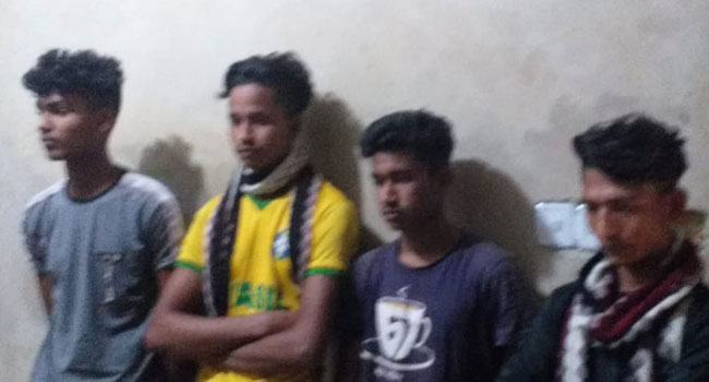 নোয়াখালীতে দেশীয় অস্ত্রসহ গ্রেফতার ৪