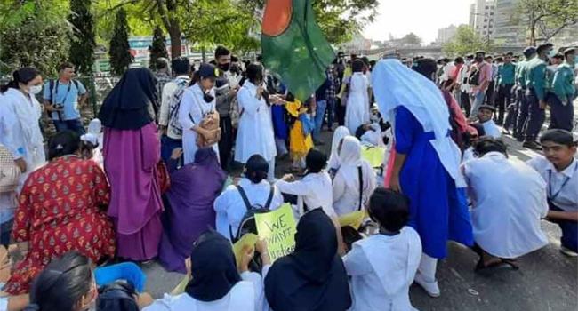 নিরাপদ সড়কের দাবিতে শিক্ষার্থীদের আন্দোলন চলছে, ১১ দফা দাবি