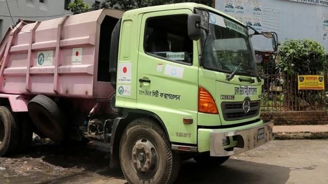 এবার ময়লার গাড়ির ধাক্কায় নারী আহত