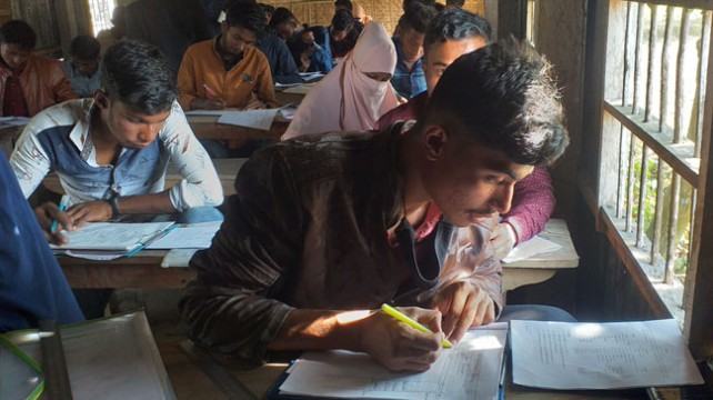 বাড়িতে বাবার লাশ রেখে পরীক্ষার হলে মেরাজ