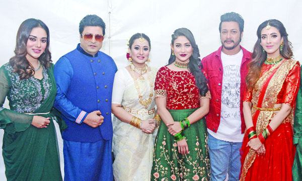 মহোৎসবের শুরুতেই মুগ্ধতা ছড়ালেন তারা
