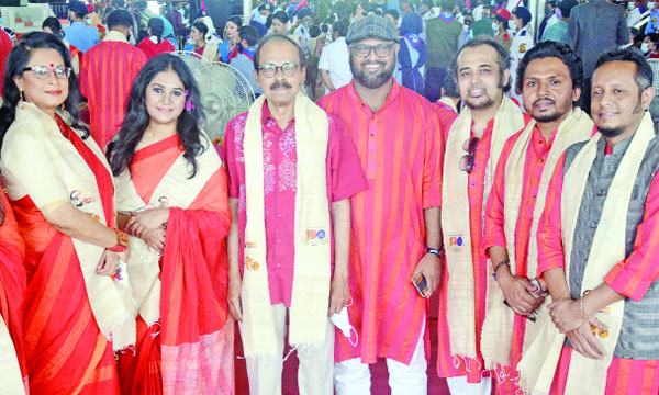 শতবর্ষের আলোয় গাইলেন তারা