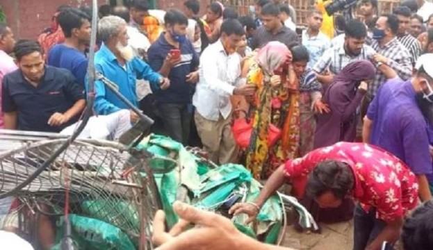 চট্টগ্রামে বাস-ট্রেন-অটোরিকশার ত্রিমুখী সংঘর্ষ, নিহত ২