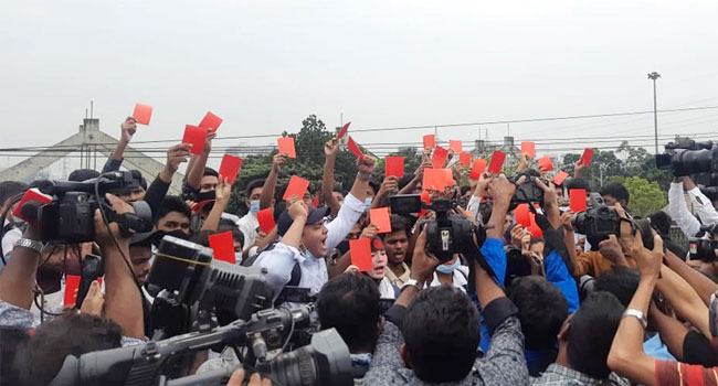 ‘লাল কার্ড’ হাতে রাস্তায় শিক্ষার্থীরা