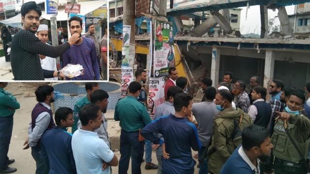 ভাঙা হচ্ছে কাটাখালীর সেই মেয়রের মার্কেট, এলাকায় মিষ্টি বিতরণ করছে আ’লীগ নেতারা