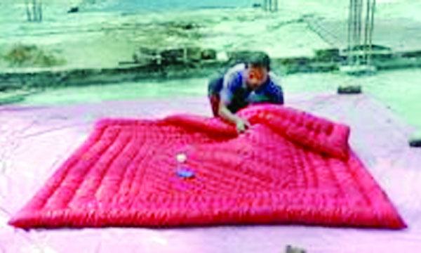 লেপতোষক কারিগরদের কাটছে ব্যস্ত সময়